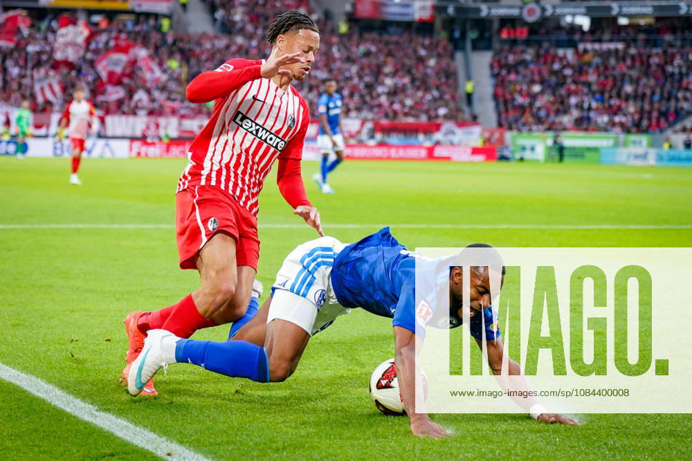 Deutschland: Fußball Bundesliga 2026 - 2027, 5. Spieltag - SC Freiburg - FC Schalke 04 - Europa-Park-Stadion (Freiburg): Moussa Sylla (FC Schalke 04, 9) Derry Scherhant (SC Freiburg, 7) im Zweikampf