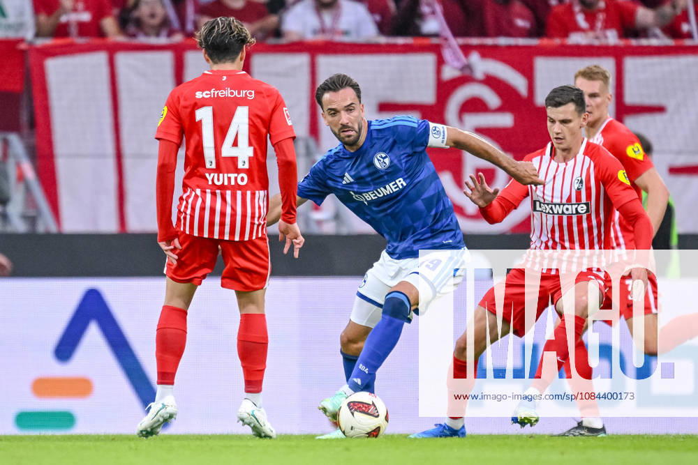 Yuito Suzuki (SC Freiburg), Kenan Karaman (FC Schalke 04) und Yannik Engelhardt (SC Freiburg) im Zweikampf waehrend des spiels der 1. Bundesliga zwischen Club Freiburg und FC Schalke 04, Europa-Park Stadion am 11. October 2026 in Freiburg im Breisgau, Deutschland. (Foto von Harry Langer DeFodi Images) +++ Yuito Suzuki (SC Freiburg), Kenan Karaman (FC Schalke 04) und Yannik Engelhardt (SC Freiburg) battle for the ball during the Bundesliga match between Sport-Club Freiburg and FC Schalke 04 at Europa-Park Stadion on October 11, 2026 in Freiburg im Breisgau, Germany. (Photo by Harry Langer DeFodi Images) DFB DFL REGULATIONS PROHIBIT ANY USE OF PHOTOGRAPHS AS IMAGE SEQUENCES AND OR QUASI-VIDEO. (Photo by Harry Langer DeFodi Images) DFB DFL REGULATIONS PROHIBIT ANY USE OF PHOTOGRAPHS AS IMAGE SEQUENCES AND OR QUASI-VIDEO. -