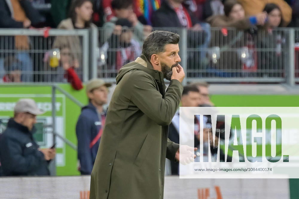 Miron Muslic (FC Schalke 04, Trainer) pfeift. GER, SC Freiburg vs Schalke 04, Fussball, Bundesliga, 5. Spieltag, Saison 2026 2027, 11.10.2026 DFL DFB REGULATIONS PROHIBIT ANY USE OF PHOTOGRAPHS AS IMAGE SEQUENCES AND OR QUASI-VIDEO GER, SC Freiburg vs Schalke 04, Fussball, Bundesliga, 5. Spieltag, Saison 2026 2027, 11.10.2026 Freiburg