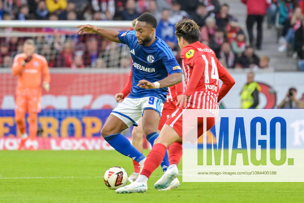 Moussa Sylla (FC Schalke 04, 09) am Ball und im Duell mit Yuito Suzuki (SC Freiburg, 14) GER, SC Freiburg vs Schalke 04, Fussball, Bundesliga, 5. Spieltag, Saison 2026 2027, 11.10.2026 DFL DFB REGULATIONS PROHIBIT ANY USE OF PHOTOGRAPHS AS IMAGE SEQUENCES AND OR QUASI-VIDEO GER, SC Freiburg vs Schalke 04, Fussball, Bundesliga, 5. Spieltag, Saison 2026 2027, 11.10.2026 Freiburg