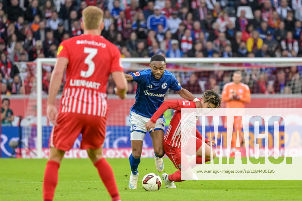 Moussa Sylla (FC Schalke 04, 09) am Ball und im Duell mit Yuito Suzuki (SC Freiburg, 14) GER, SC Freiburg vs Schalke 04, Fussball, Bundesliga, 5. Spieltag, Saison 2026 2027, 11.10.2026 DFL DFB REGULATIONS PROHIBIT ANY USE OF PHOTOGRAPHS AS IMAGE SEQUENCES AND OR QUASI-VIDEO GER, SC Freiburg vs Schalke 04, Fussball, Bundesliga, 5. Spieltag, Saison 2026 2027, 11.10.2026 Freiburg