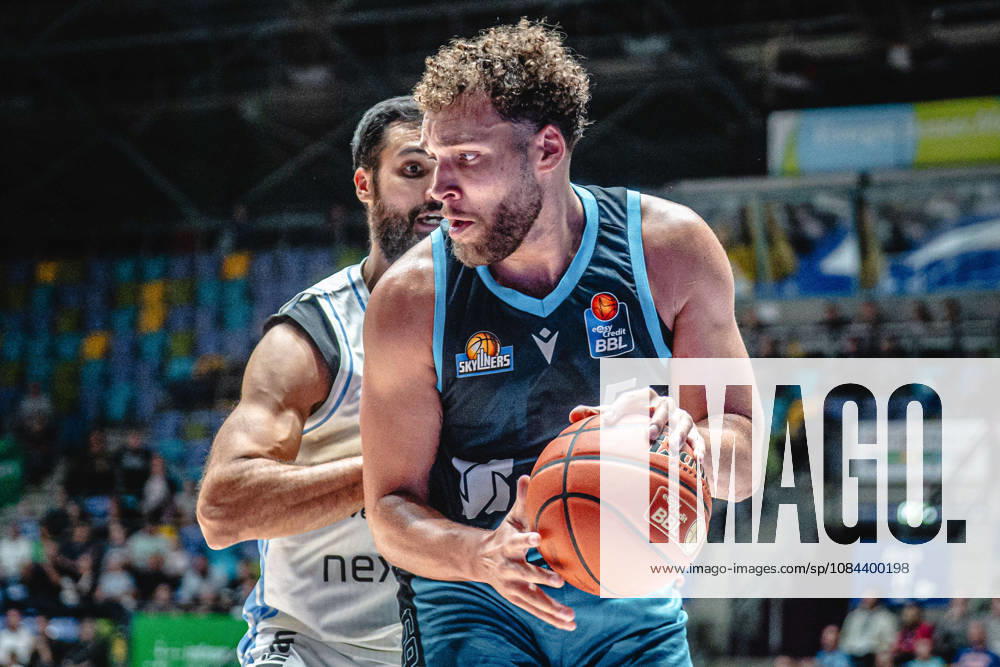 Basketball easyCredit BBL Bundesliga, Frankfurt Skyliners - Veolia Towers Hamburg v.l. Martin Breunig (Veolia Towers Hamburg), Race Thompson (Skyliners Frankfurt) Frankfurt am Main