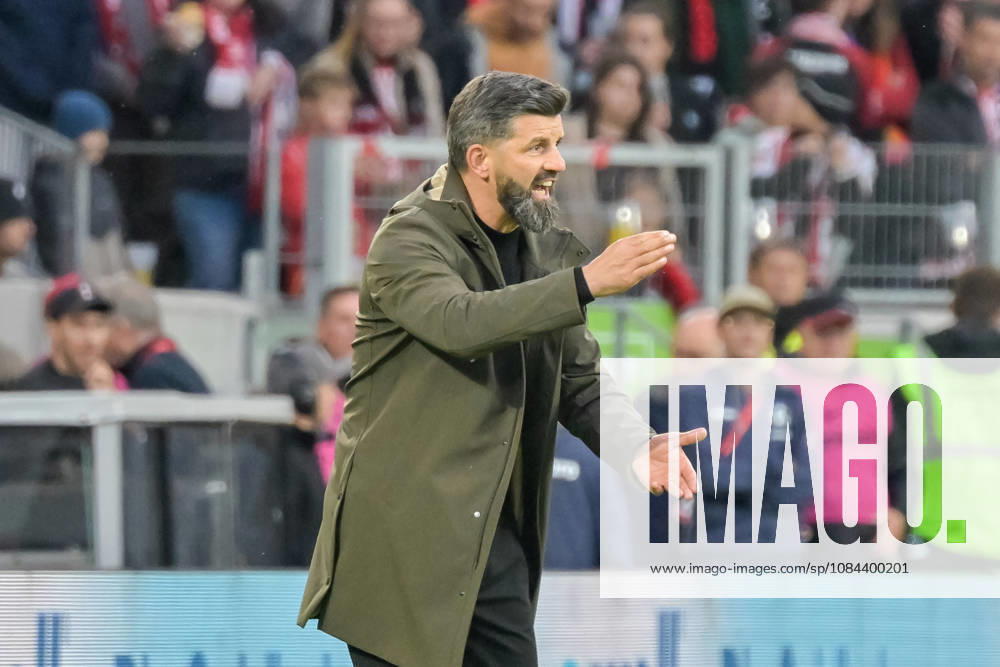 Miron Muslic (FC Schalke 04, Trainer) mit Emotion. GER, SC Freiburg vs Schalke 04, Fussball, Bundesliga, 5. Spieltag, Saison 2026 2027, 11.10.2026 DFL DFB REGULATIONS PROHIBIT ANY USE OF PHOTOGRAPHS AS IMAGE SEQUENCES AND OR QUASI-VIDEO GER, SC Freiburg vs Schalke 04, Fussball, Bundesliga, 5. Spieltag, Saison 2026 2027, 11.10.2026 Freiburg