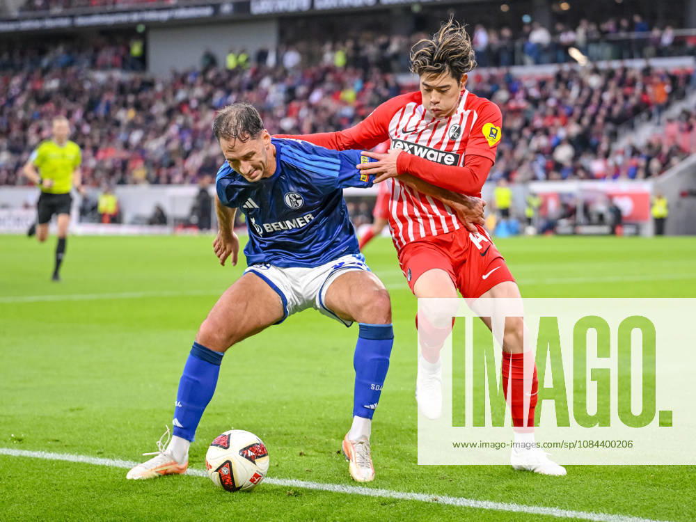 Nikola Katić (FC Schalke 04) und Yuito Suzuki (SC Freiburg) im Zweikampf waehrend des spiels der 1. Bundesliga zwischen Club Freiburg und FC Schalke 04, Europa-Park Stadion am 11. October 2026 in Freiburg im Breisgau, Deutschland. (Foto von Harry Langer DeFodi Images) +++ Nikola Katić (FC Schalke 04) und Yuito Suzuki (SC Freiburg) battle for the ball during the Bundesliga match between Sport-Club Freiburg and FC Schalke 04 at Europa-Park Stadion on October 11, 2026 in Freiburg im Breisgau, Germany. (Photo by Harry Langer DeFodi Images) DFB DFL REGULATIONS PROHIBIT ANY USE OF PHOTOGRAPHS AS IMAGE SEQUENCES AND OR QUASI-VIDEO. (Photo by Harry Langer DeFodi Images) DFB DFL REGULATIONS PROHIBIT ANY USE OF PHOTOGRAPHS AS IMAGE SEQUENCES AND OR QUASI-VIDEO. -