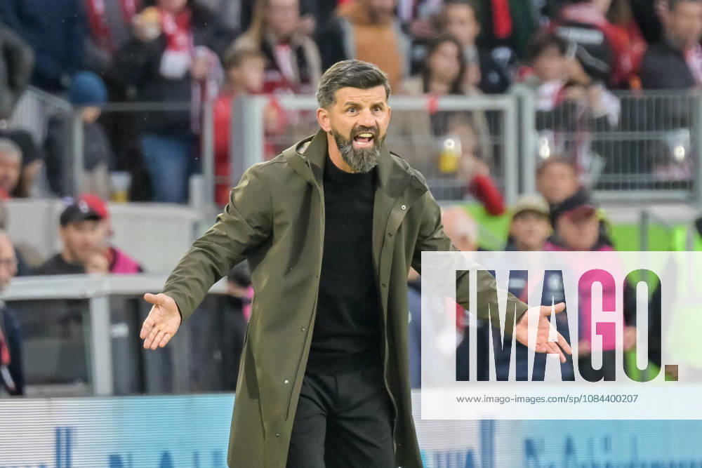 Miron Muslic (FC Schalke 04, Trainer) mit Emotion. GER, SC Freiburg vs Schalke 04, Fussball, Bundesliga, 5. Spieltag, Saison 2026 2027, 11.10.2026 DFL DFB REGULATIONS PROHIBIT ANY USE OF PHOTOGRAPHS AS IMAGE SEQUENCES AND OR QUASI-VIDEO GER, SC Freiburg vs Schalke 04, Fussball, Bundesliga, 5. Spieltag, Saison 2026 2027, 11.10.2026 Freiburg