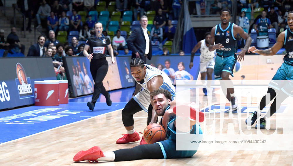 Basketball easyCredit BBL Bundesliga, Frankfurt Skyliners - Veolia Towers Hamburg v.l. Race Thompson (Fraport Skyliners Frankfurt), Zsombor Maronka (Veolia Towers Hamburg), Harter Zweikampf, Duell um den Ball, am Boden Frankfurt am Main