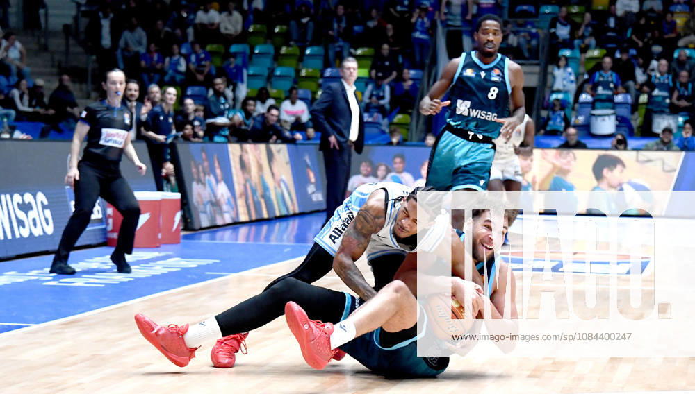 Basketball easyCredit BBL Bundesliga, Frankfurt Skyliners - Veolia Towers Hamburg v.l. Race Thompson (Fraport Skyliners Frankfurt), Zsombor Maronka (Veolia Towers Hamburg), Harter Zweikampf, Duell um den Ball, am Boden Frankfurt am Main