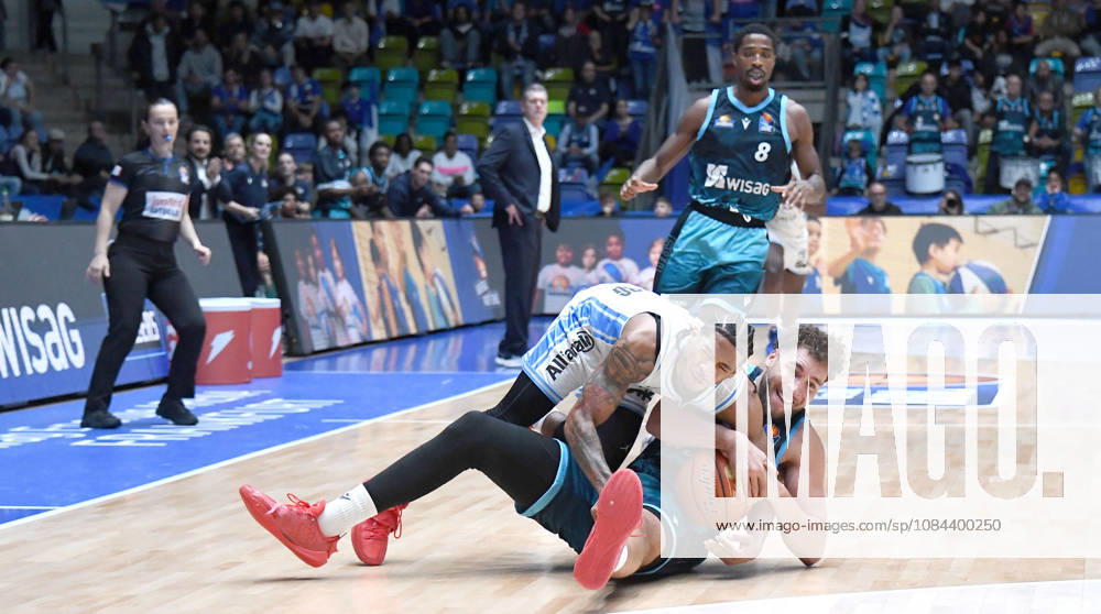 Basketball easyCredit BBL Bundesliga, Frankfurt Skyliners - Veolia Towers Hamburg v.l. Race Thompson (Fraport Skyliners Frankfurt), Zsombor Maronka (Veolia Towers Hamburg), Harter Zweikampf, Duell um den Ball, am Boden Frankfurt am Main