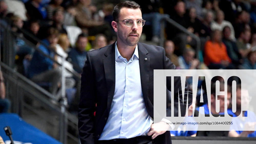Basketball easyCredit BBL Bundesliga, Frankfurt Skyliners - Veolia Towers Hamburg v.l. Head Coach Benka Barloschky (Veolia Towers Hamburg), Mimik, Gestik, Emotion, genervt, frustriert, angespannt, ernst Frankfurt am Main