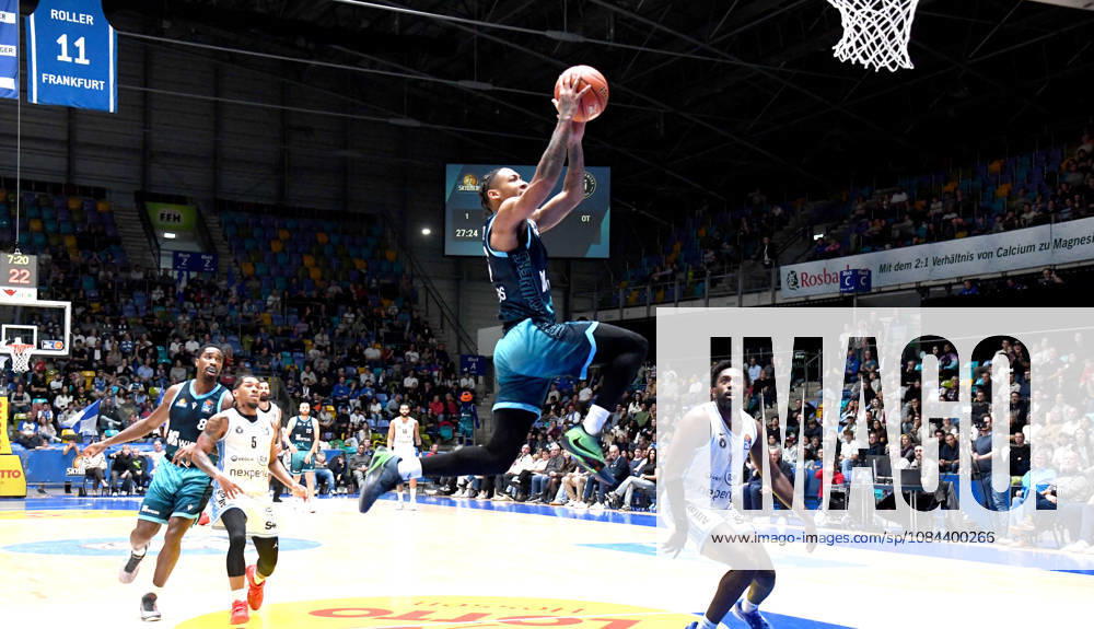 Basketball easyCredit BBL Bundesliga, Frankfurt Skyliners - Veolia Towers Hamburg v.l. Judah Mintz (Fraport Skyliners Frankfurt), Sprung zum Korb, Wurf Frankfurt am Main