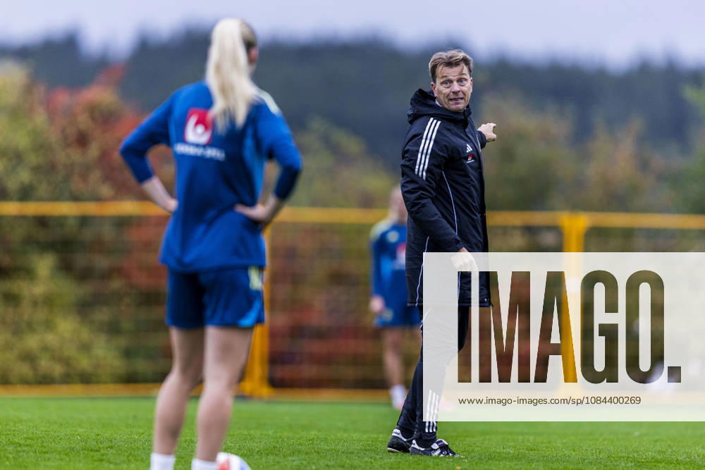 Head coach Tony Gustavsson of Sweden during a training session on October 11, 2026 in Stockholm. Photo: Caisa Rasmussen BILDBYRAN COP 353 CR0079 fotboll football soccer fotball träning practice training sverige sweden dam bbeng