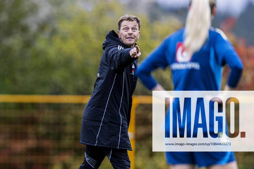 Head coach Tony Gustavsson of Sweden during a training session on October 11, 2026 in Stockholm. Photo: Caisa Rasmussen BILDBYRAN COP 353 CR0079 fotboll football soccer fotball träning practice training sverige sweden dam bbeng