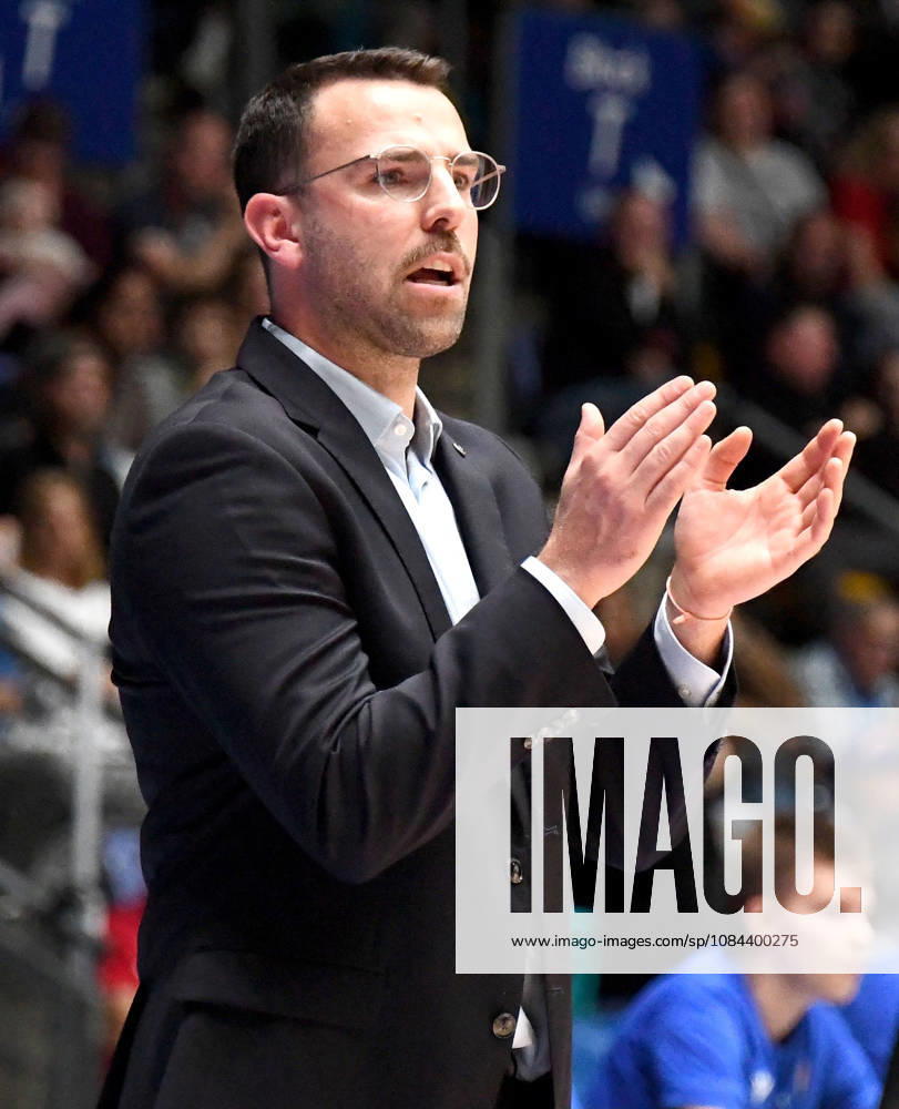 Basketball easyCredit BBL Bundesliga, Frankfurt Skyliners - Veolia Towers Hamburg v.l. Head Coach Benka Barloschky (Veolia Towers Hamburg). Mimik, Gestik, Emotion, feuert an Frankfurt am Main