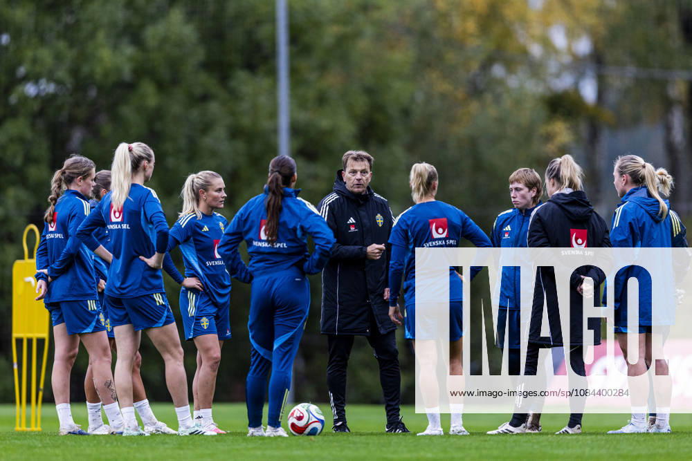 Head coach Tony Gustavsson of Sweden during a training session on October 11, 2026 in Stockholm. Photo: Caisa Rasmussen BILDBYRAN COP 353 CR0079 fotboll football soccer fotball träning practice training sverige sweden dam bbeng