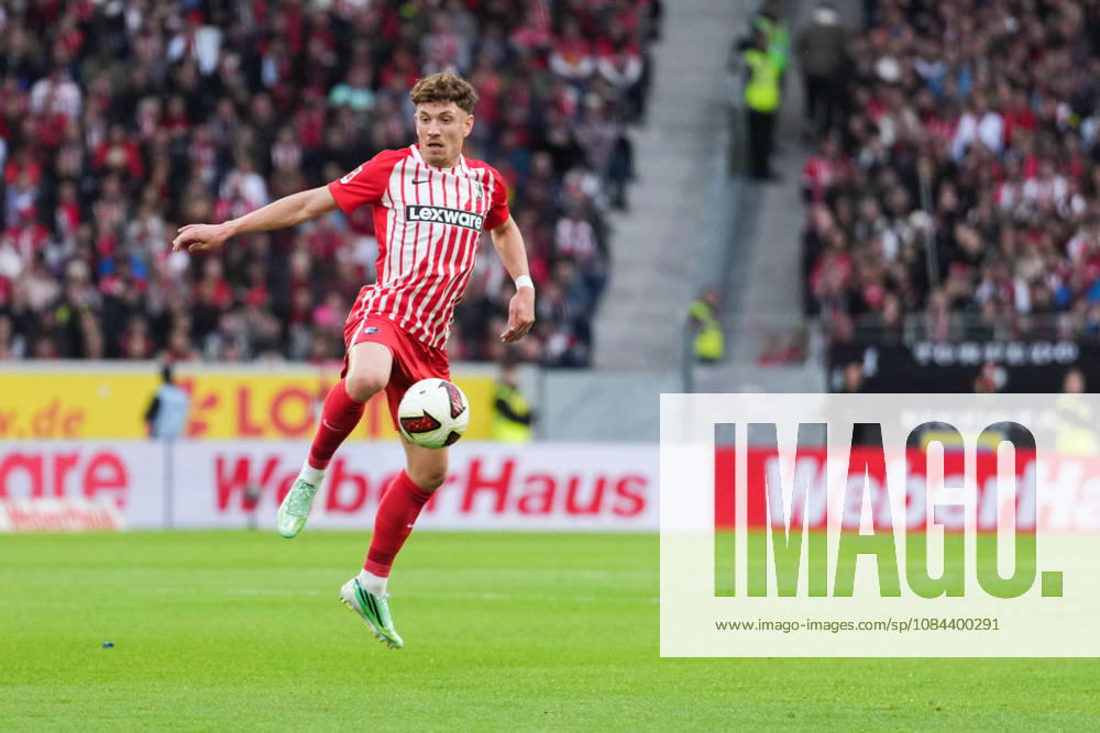 1. Bundesliga: SC Freiburg vs FC Schalke 04, 11.10.2026 Philipp Treu (SC Freiburg, 29) mit einer Ballannahme in der Luft 1. Bundesliga: SC Freiburg vs FC Schalke 04, Europa-Park-Stadion, 11.10.2026 DFB DFL REGULATIONS PROHIBIT ANY USE OF PHOTOGRAPHS AS IMAGE SEQUENCES AND OR QUASI-VIDEO.