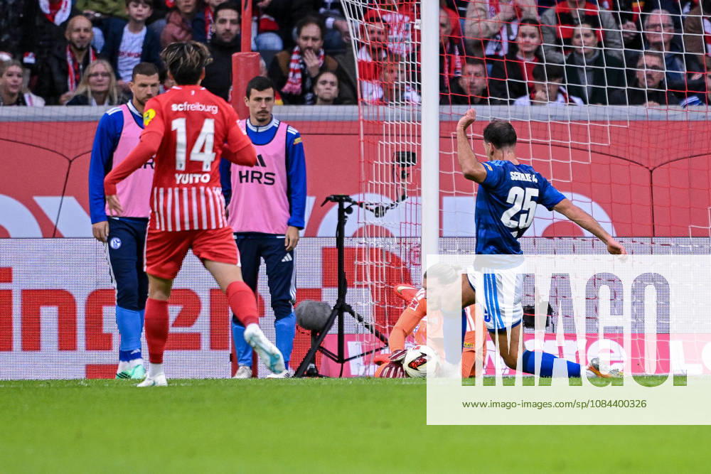 Fussball, Saison 2026 2027, Bundesliga, SC Freiburg - FC Schalke 04, Torwart Loris Karius (FC Schalke 04), Nikola Katic (FC Schalke 04) xRHR-FOTO YYx