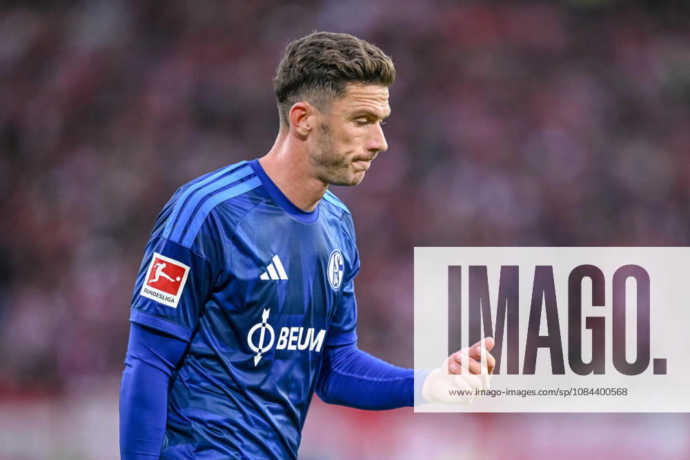 Robin Gosens (FC Schalke 04) gestikuliert, gestik waehrend des spiels der 1. Bundesliga zwischen Club Freiburg und FC Schalke 04, Europa-Park Stadion am 11. October 2026 in Freiburg im Breisgau, Deutschland. (Foto von Harry Langer DeFodi Images) +++ Robin Gosens (FC Schalke 04) gestures during the Bundesliga match between Sport-Club Freiburg and FC Schalke 04 at Europa-Park Stadion on October 11, 2026 in Freiburg im Breisgau, Germany. (Photo by Harry Langer DeFodi Images) DFB DFL REGULATIONS PROHIBIT ANY USE OF PHOTOGRAPHS AS IMAGE SEQUENCES AND OR QUASI-VIDEO. (Photo by Harry Langer DeFodi Images) DFB DFL REGULATIONS PROHIBIT ANY USE OF PHOTOGRAPHS AS IMAGE SEQUENCES AND OR QUASI-VIDEO. -