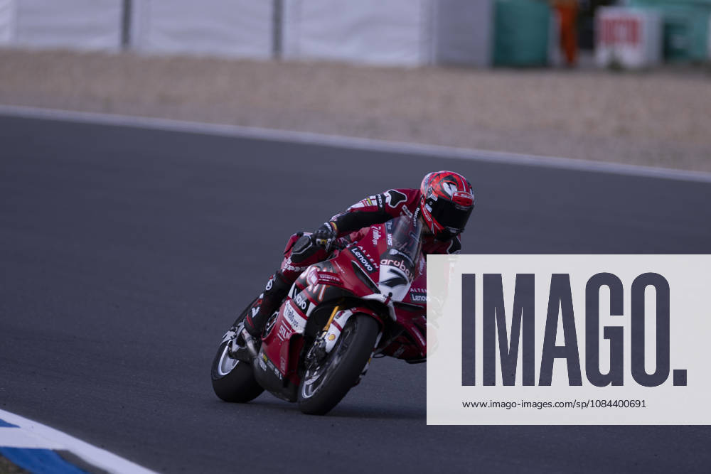 ESTORIL, PORTUGAL - OCTOBER 11: Iker Lecuona of Spain and Aruba.it Racing - Ducati competes during the Race 2 during day three of the World Superbikes Estoril Round at Circuito Estoril on October 11, 2026 in Estoril, Portugal Cascais Portugal - ZUMAl192 20261011_zsp_l192_150