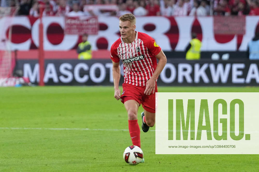 Philipp Lienhart (SC Freiburg, 03) am Ball , Deutschland, Fussball, 1. Bundesliga, 5.Spieltag, 2026 2027, SC Freiburg vs. FC Schalke 04, 11.10.2026, Europa-Park Stadion, Freiburg Freiburg Europa-Park Stadion Baden-Württemberg Deutschland
