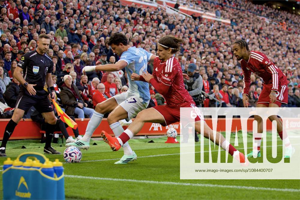 Football - FA Premier League - Liverpool FC v Manchester City FC LIVERPOOL, ENGLAND - Sunday, October 11, 2026: Liverpool s Milos Kerkez challenges Manchester City s Matheus Nunes (L) during the FA Premier League match between Liverpool FC and Manchester City FC at Anfield. (Photo by David Rawcliffe Propaganda) LIVERPOOL Anfield MERSEYSIDE ENGLAND