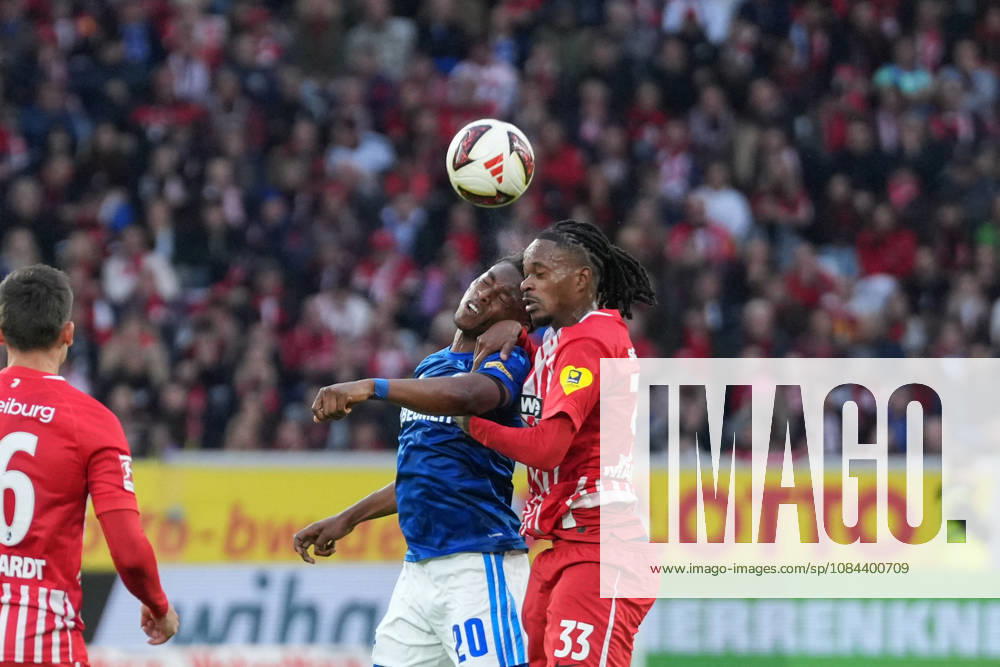 Junior Adamu (FC Schalke 04, 20) im Zweikampf mit Jordy Makengo (SC Freiburg, 33), Kopfball , Deutschland, Fussball, 1. Bundesliga, 5.Spieltag, 2026 2027, SC Freiburg vs. FC Schalke 04, 11.10.2026, Europa-Park Stadion, Freiburg Freiburg Europa-Park Stadion Baden-Württemberg Deutschland