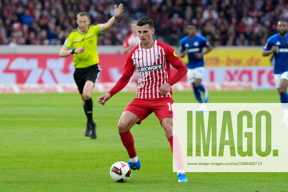 Yannik Engelhardt (SC Freiburg, 16) am Ball , Deutschland, Fussball, 1. Bundesliga, 5.Spieltag, 2026 2027, SC Freiburg vs. FC Schalke 04, 11.10.2026, Europa-Park Stadion, Freiburg Freiburg Europa-Park Stadion Baden-Württemberg Deutschland
