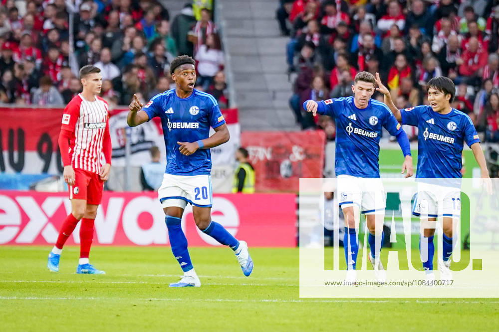 Deutschland: Fußball Bundesliga 2026 - 2027, 5. Spieltag - SC Freiburg - FC Schalke 04 - Europa-Park-Stadion (Freiburg): Junior Adamu (FC Schalke 04, 20) Mimik, Gesichtsausdruck, Emotion mit Robin Gosens (FC Schalke 04, 8) Satoshi Tanaka (FC Schalke 04, 13) Freude, Emotionen, Jubel.