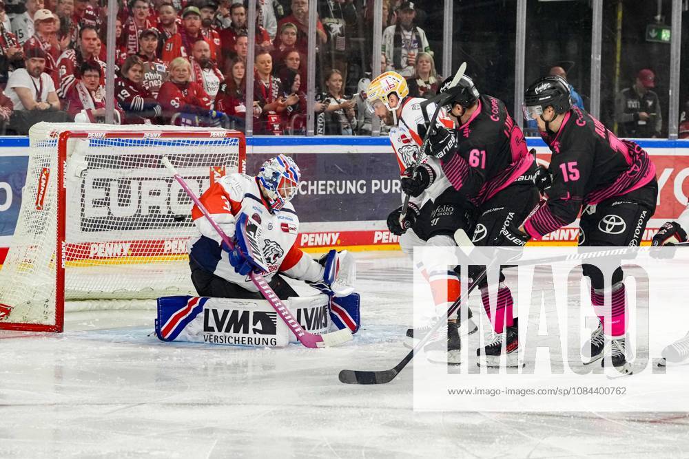 Eishockey Penny-DEL 8.Spieltag Kölner Haie - Nürnberg Ice Tigers am 11.10.2026 in der Lanxess Arena in Köln Louis-Marc Aubry ( Köln ), rechts - trifft zum 3:0 und erzielt damit seinen zweiten Treffer am heutigen Nachmittag Gemäß den Vorgaben der DEL Deutsche Eishockey Liga ist die Publikation und Weiterverwertung der Aufnahmen in elektronischen Medien und Endgeräten aller Art während des laufenden Spiels nicht zulässig.