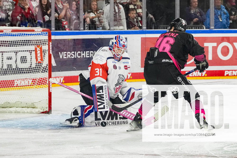 Eishockey Penny-DEL 8.Spieltag Kölner Haie - Nürnberg Ice Tigers am 11.10.2026 in der Lanxess Arena in Köln Kevin Niedenz ( Köln ), rechts - scheitert an Niklas Treutle ( Nürnberg ), links Gemäß den Vorgaben der DEL Deutsche Eishockey Liga ist die Publikation und Weiterverwertung der Aufnahmen in elektronischen Medien und Endgeräten aller Art während des laufenden Spiels nicht zulässig.