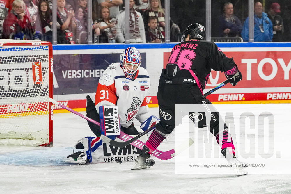 Eishockey Penny-DEL 8.Spieltag Kölner Haie - Nürnberg Ice Tigers am 11.10.2026 in der Lanxess Arena in Köln Kevin Niedenz ( Köln ), rechts - scheitert an Niklas Treutle ( Nürnberg ), links Gemäß den Vorgaben der DEL Deutsche Eishockey Liga ist die Publikation und Weiterverwertung der Aufnahmen in elektronischen Medien und Endgeräten aller Art während des laufenden Spiels nicht zulässig.