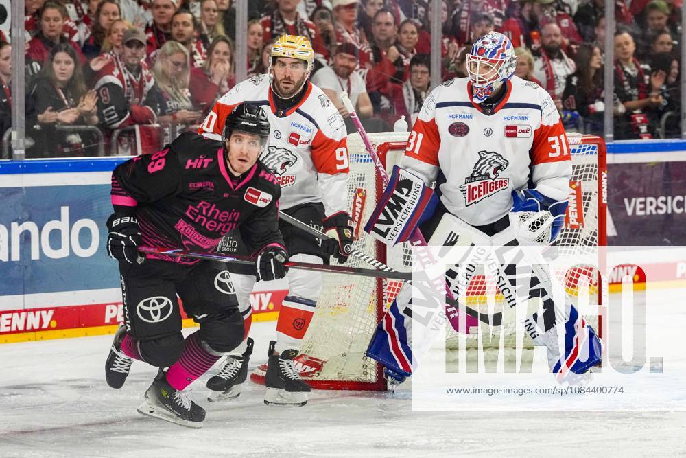 Eishockey Penny-DEL 8.Spieltag Kölner Haie - Nürnberg Ice Tigers am 11.10.2026 in der Lanxess Arena in Köln Gregor MacLeod ( Köln ), links - Constantin Braun ( Nürnberg ), mitte - Niklas Treutle ( Nürnberg ), rechts Gemäß den Vorgaben der DEL Deutsche Eishockey Liga ist die Publikation und Weiterverwertung der Aufnahmen in elektronischen Medien und Endgeräten aller Art während des laufenden Spiels nicht zulässig.