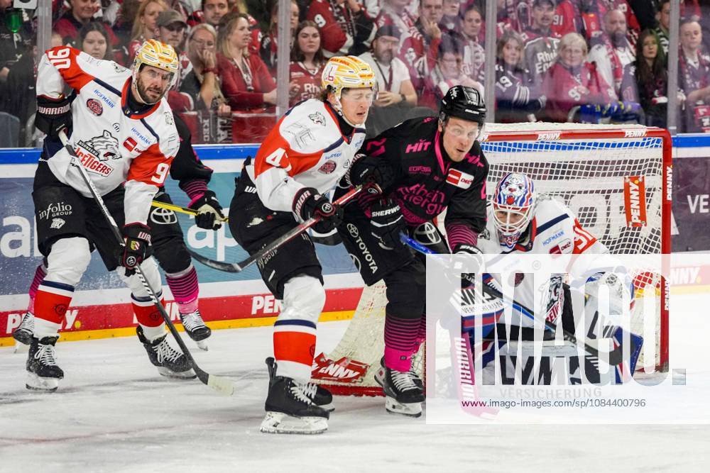 Eishockey Penny-DEL 8.Spieltag Kölner Haie - Nürnberg Ice Tigers am 11.10.2026 in der Lanxess Arena in Köln v.l.n.r. , Constantin Braun ( Nürnberg ), Owen Headrick ( Nürnberg ), Juhani Tyrväinen ( Köln ) , Niklas Treutle ( Nürnberg ) Gemäß den Vorgaben der DEL Deutsche Eishockey Liga ist die Publikation und Weiterverwertung der Aufnahmen in elektronischen Medien und Endgeräten aller Art während des laufenden Spiels nicht zulässig.