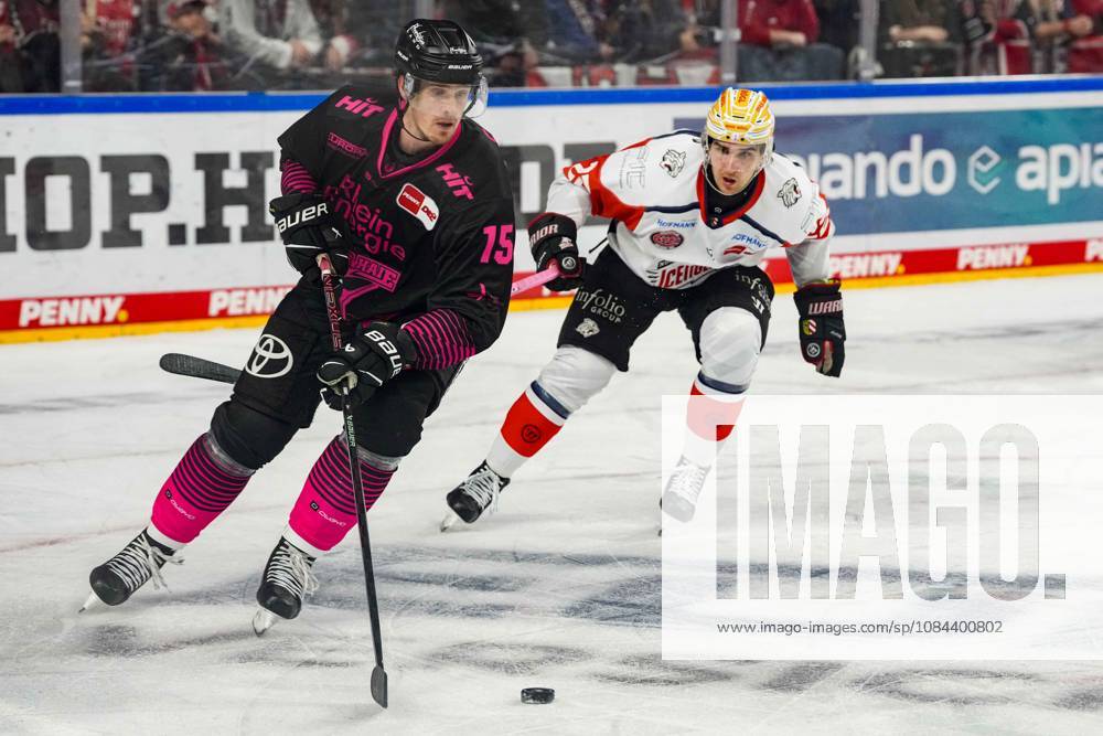 Eishockey Penny-DEL 8.Spieltag Kölner Haie - Nürnberg Ice Tigers am 11.10.2026 in der Lanxess Arena in Köln Louis-Marc Aubry ( Köln ), links - Timo Bakos ( Nürnberg ), rechts Gemäß den Vorgaben der DEL Deutsche Eishockey Liga ist die Publikation und Weiterverwertung der Aufnahmen in elektronischen Medien und Endgeräten aller Art während des laufenden Spiels nicht zulässig.