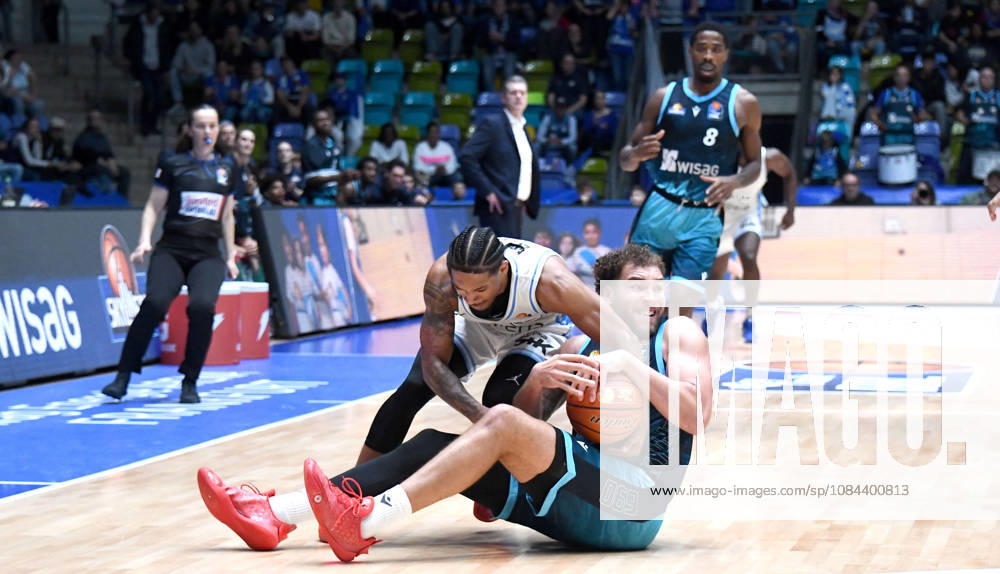 Basketball easyCredit BBL Bundesliga, Frankfurt Skyliners - Veolia Towers Hamburg v.l. Race Thompson (Fraport Skyliners Frankfurt), Zsombor Maronka (Veolia Towers Hamburg), Harter Zweikampf, Duell um den Ball, am Boden Frankfurt am Main