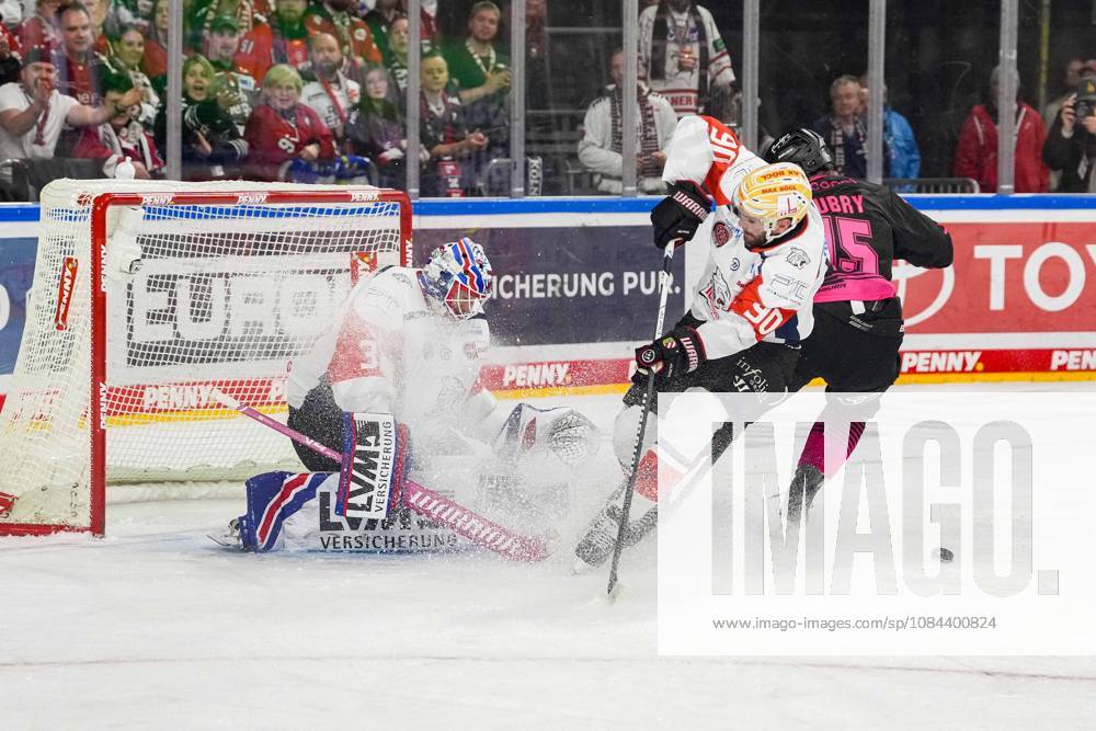 Eishockey Penny-DEL 8.Spieltag Kölner Haie - Nürnberg Ice Tigers am 11.10.2026 in der Lanxess Arena in Köln Niklas Treutle ( Nürnberg ), links - Constantin Braun ( Nürnberg ), mitte - Louis-Marc Aubry ( Köln ), rechts Gemäß den Vorgaben der DEL Deutsche Eishockey Liga ist die Publikation und Weiterverwertung der Aufnahmen in elektronischen Medien und Endgeräten aller Art während des laufenden Spiels nicht zulässig.