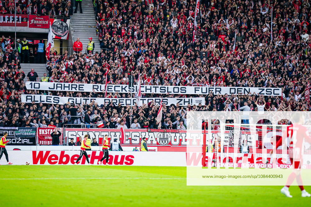Deutschland: Fußball Bundesliga 2026 - 2027, 5. Spieltag - SC Freiburg - FC Schalke 04 - Europa-Park-Stadion (Freiburg): Totale der voll besetzten Heimtribüne des SC Freiburg beim Spiel gegen den FC Schalke 04 im Europa-Park Stadion. Zahlreiche Fans und Ultras zeigen ein grosses Spruchband zum zehnjährigen Jubiläum einer Fangruppe. SC Freiburg, SCF, Schalke 04, S04, Fussball, Bundesliga, Ultras, Fanszene, Fankultur, Jubiläum, Fanaktion, Zuschauer, Südtribüne, Stehplatztribüne, Transparent, Spruchband, Fanbanner, Fahnen, Stimmung, Hintertorperspektive, Stadion, Innenansicht, Werbung, WeberHaus, Lexware.