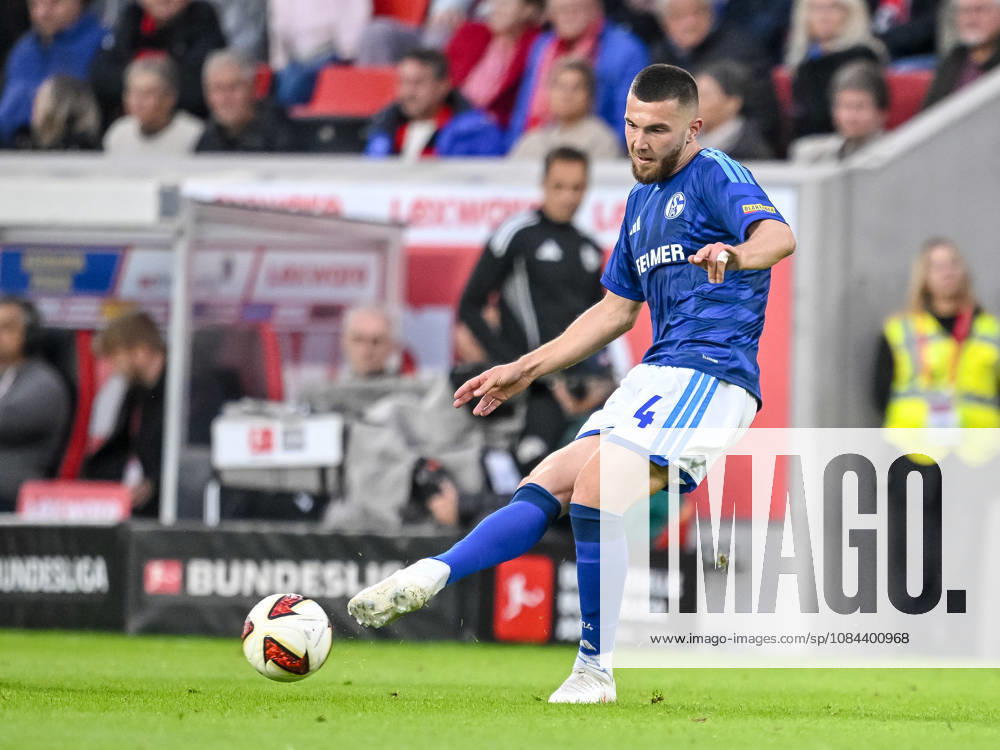 Hasan Kurucay (FC Schalke 04) in Aktion, am Ball, Einzelaktion waehrend des spiels der 1. Bundesliga zwischen Club Freiburg und FC Schalke 04, Europa-Park Stadion am 11. October 2026 in Freiburg im Breisgau, Deutschland. (Foto von Harry Langer DeFodi Images) +++ Hasan Kurucay (FC Schalke 04) controls the Ball during the Bundesliga match between Sport-Club Freiburg and FC Schalke 04 at Europa-Park Stadion on October 11, 2026 in Freiburg im Breisgau, Germany. (Photo by Harry Langer DeFodi Images) DFB DFL REGULATIONS PROHIBIT ANY USE OF PHOTOGRAPHS AS IMAGE SEQUENCES AND OR QUASI-VIDEO. (Photo by Harry Langer DeFodi Images) DFB DFL REGULATIONS PROHIBIT ANY USE OF PHOTOGRAPHS AS IMAGE SEQUENCES AND OR QUASI-VIDEO. -