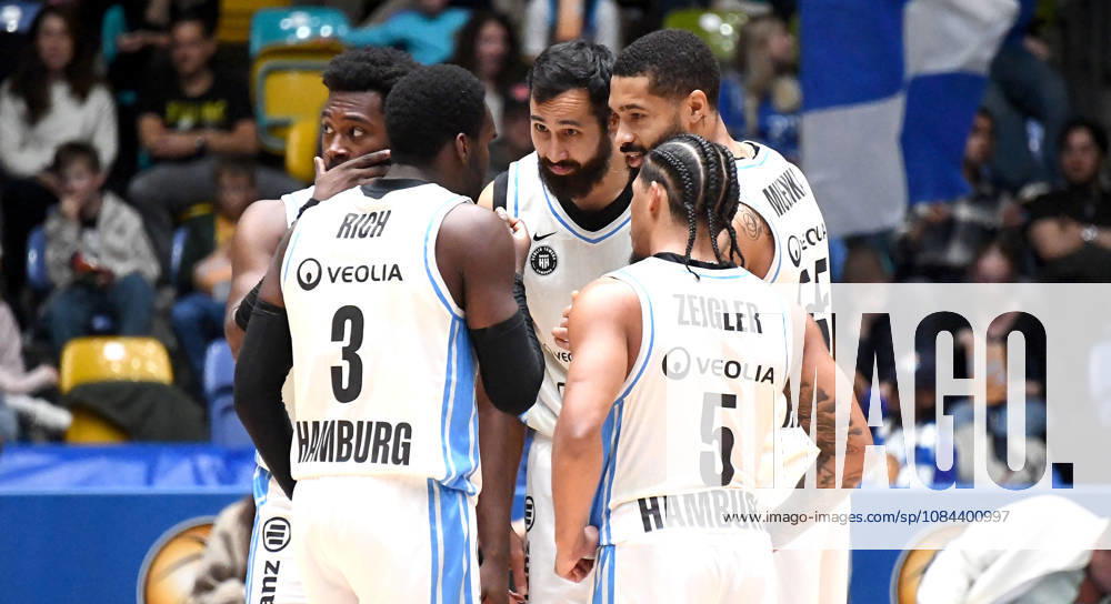 Basketball easyCredit BBL Bundesliga, Frankfurt Skyliners - Veolia Towers Hamburg v.l. Noah Thomasson (Veolia Towers Hamburg), Osram Rich (Veolia Towers Hamburg), Martin Breunig (Veolia Towers Hamburg), Zsombor Maronka (Veolia Towers Hamburg), David Muenkat (Veolia Towers Hamburg), beraten sich, nachdenklich Frankfurt am Main