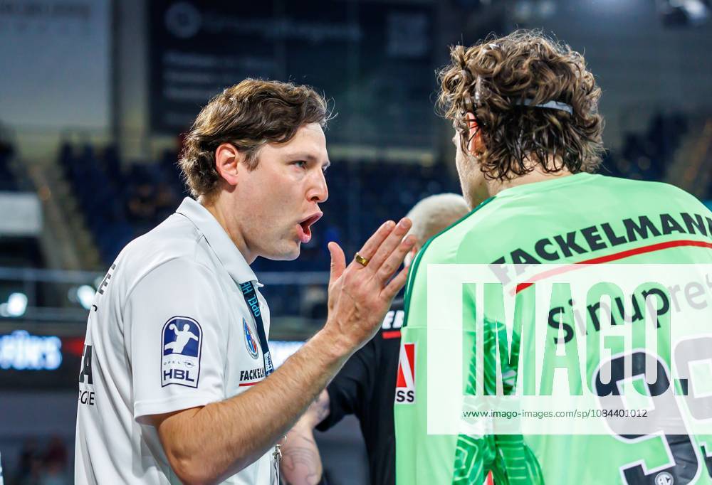 Handball - 1. Bundesliga OPEL HBL - Saison 2026 2027 - 08. Spieltag: HC Erlangen Metropolregion Nürnberg HCE - MT Melsungen - DaMa - - Johannes Sellin ( Trainer HC Erlangen HCE ) gibt Anweisungen an Tin Herceg (99, HC Erlangen HCE )