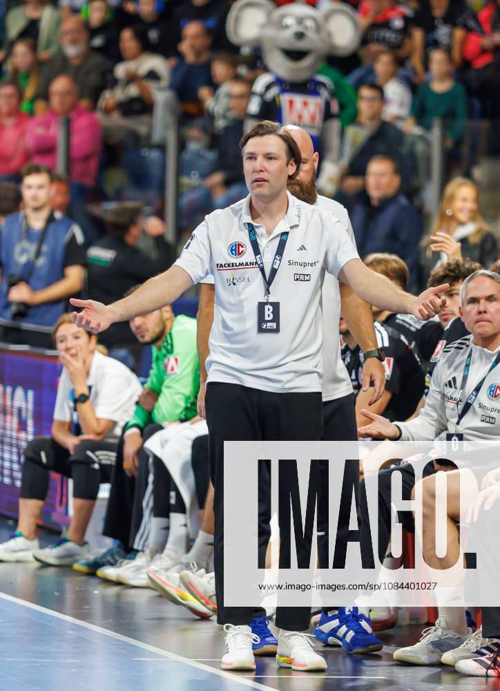 Handball - 1. Bundesliga OPEL HBL - Saison 2026 2027 - 08. Spieltag: HC Erlangen Metropolregion Nürnberg HCE - MT Melsungen - DaMa - - Johannes Sellin ( Trainer HC Erlangen HCE ) nachdenklich enttäuscht Enttäuschung