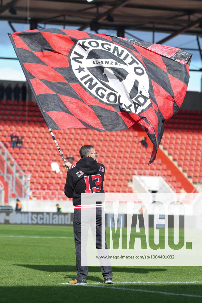 Ingolstadt, Deutschland 11. Oktober 2026: 3. Liga - 2026 2027 - 8. Spieltag - FC Ingolstadt 04 gegen SV Wehen Wiesbaden Im Bild: Fan schwenkt Fahne auf dem Spielfeld, Fahnenschwenker DFB DFL regulations prohibit any use of photographs as image sequences and or quasi-video