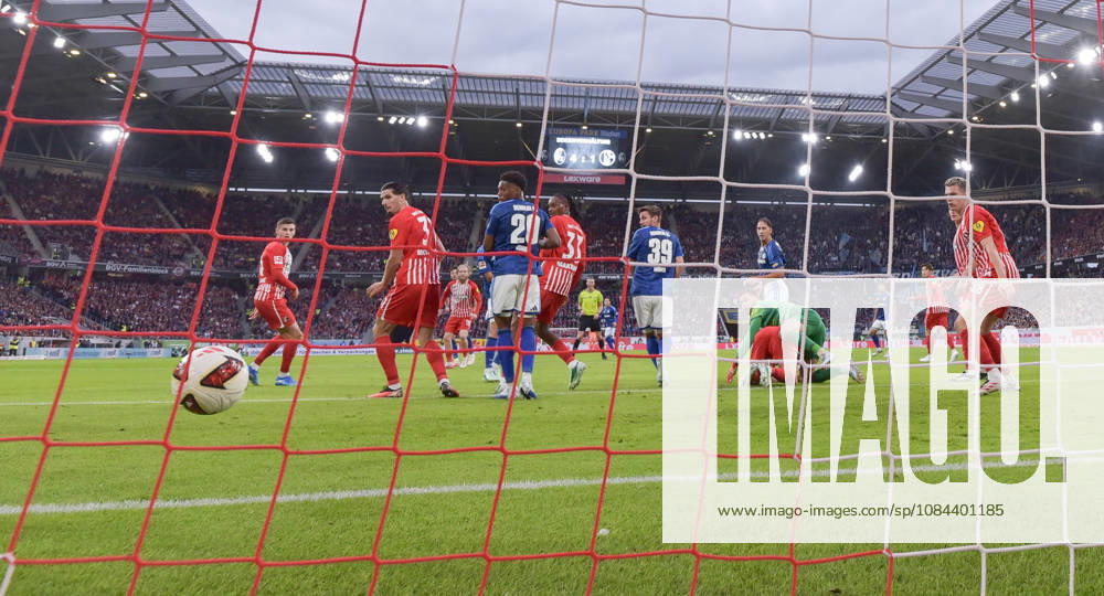 Fussball 1.Bundesliga, SC Freiburg - FC Schalke 04 v.l. Adrian Gantenbein (FC Schalke 04), Goal scored, Tor zum 1:1 Freiburg
