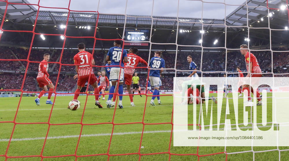 Fussball 1.Bundesliga, SC Freiburg - FC Schalke 04 v.l. Adrian Gantenbein (FC Schalke 04), Goal scored, Tor zum 1:1 Freiburg