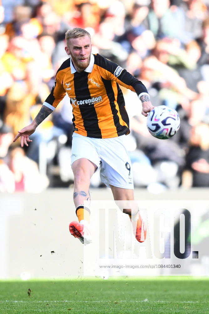 Hull City v Everton, Premier League Hull City forward Oliver McBurnie (9) during the Premier League match between Hull City and Everton at the MKM Stadium, Kingston upon Hull, UK on 11 October 2026. Kingston upon Hull MKM Stadium East Riding of Yorkshire UK Editorial use only DataCo restrictions apply See www.football-dataco.com ,