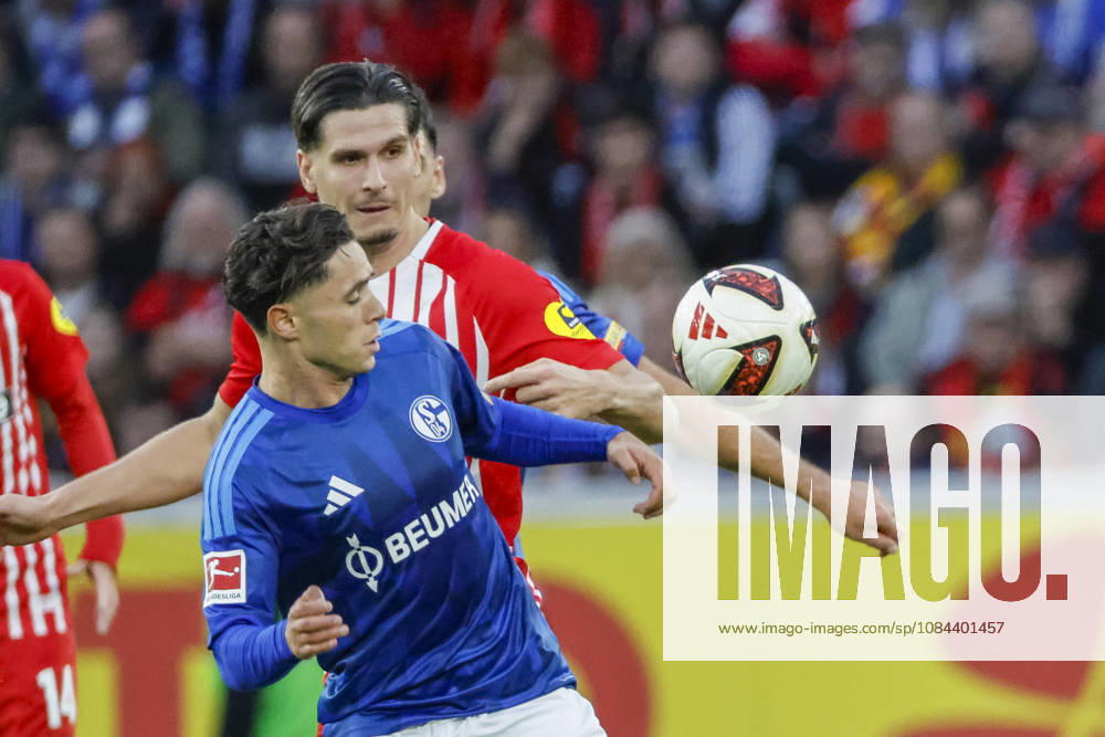Soufiane El-Faouzi (FC Schalke, 23) und Igor Matanovic (SC Freiburg, 31) im Zweikampf , Deutschland, Fussball, 1. Bundesliga, 5.Spieltag, 2026 2027, SC Freiburg vs. FC Schalke 04, 11.10.2026, Freiburg im Breisgau Europa-Park Stadion Deutschland