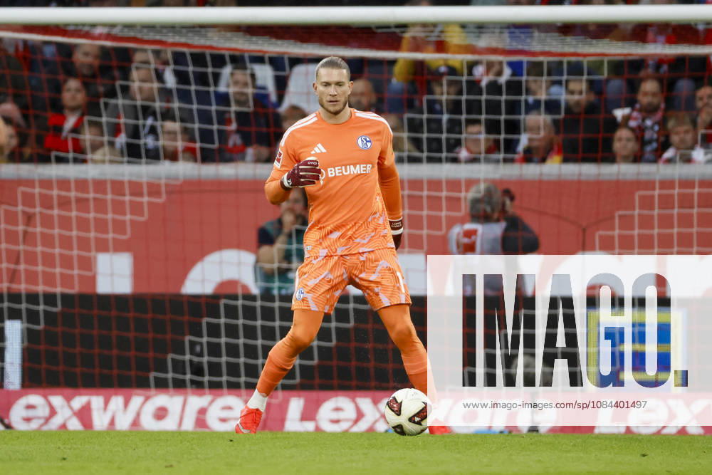 Loris Karius (FC Schalke, 01) am Ball , Deutschland, Fussball, 1. Bundesliga, 5.Spieltag, 2026 2027, SC Freiburg vs. FC Schalke 04, 11.10.2026, Freiburg im Breisgau Europa-Park Stadion Deutschland