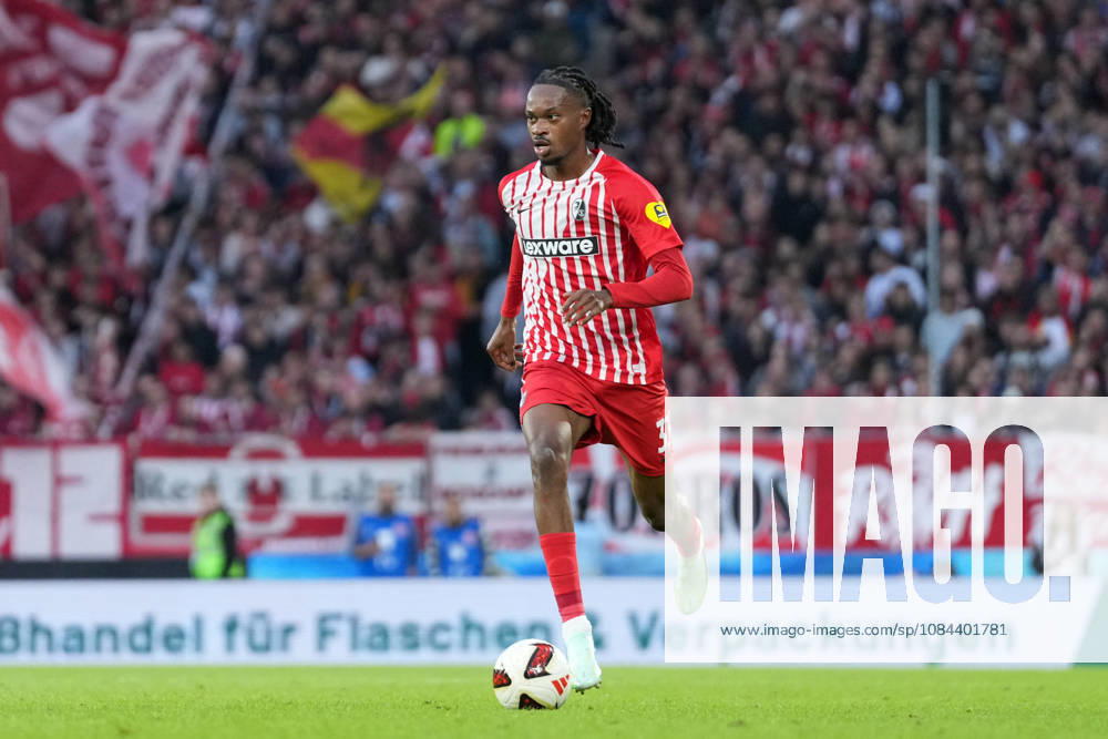 Jordy Makengo (SC Freiburg, 33) am Ball , Deutschland, Fussball, 1. Bundesliga, 5.Spieltag, 2026 2027, SC Freiburg vs. FC Schalke 04, 11.10.2026, Europa-Park Stadion, Freiburg Freiburg Europa-Park Stadion Baden-Württemberg Deutschland