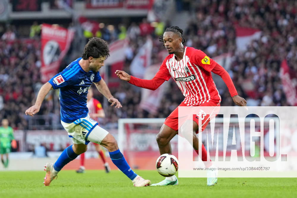 Adrian Gantenbein (FC Schalke 04, 17) im Zweikampf mit Jordy Makengo (SC Freiburg, 33) , Deutschland, Fussball, 1. Bundesliga, 5.Spieltag, 2026 2027, SC Freiburg vs. FC Schalke 04, 11.10.2026, Europa-Park Stadion, Freiburg Freiburg Europa-Park Stadion Baden-Württemberg Deutschland