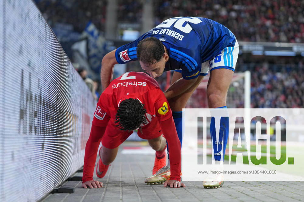Nikola Katic (FC Schalke 04, 25) hilft Derry Scherhant (SC Freiburg, 07) , Deutschland, Fussball, 1. Bundesliga, 5.Spieltag, 2026 2027, SC Freiburg vs. FC Schalke 04, 11.10.2026, Europa-Park Stadion, Freiburg Freiburg Europa-Park Stadion Baden-Württemberg Deutschland