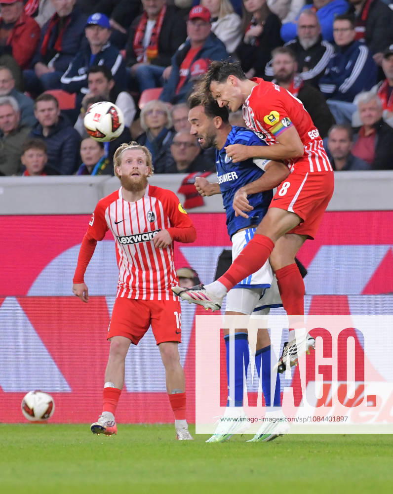 Fussball 1.Bundesliga, SC Freiburg - FC Schalke 04 v.l. Niklas Beste (SC Freiburg), Kenan Karaman (FC Schalke 04), Maximilian Eggestein (SC Freiburg) Freiburg